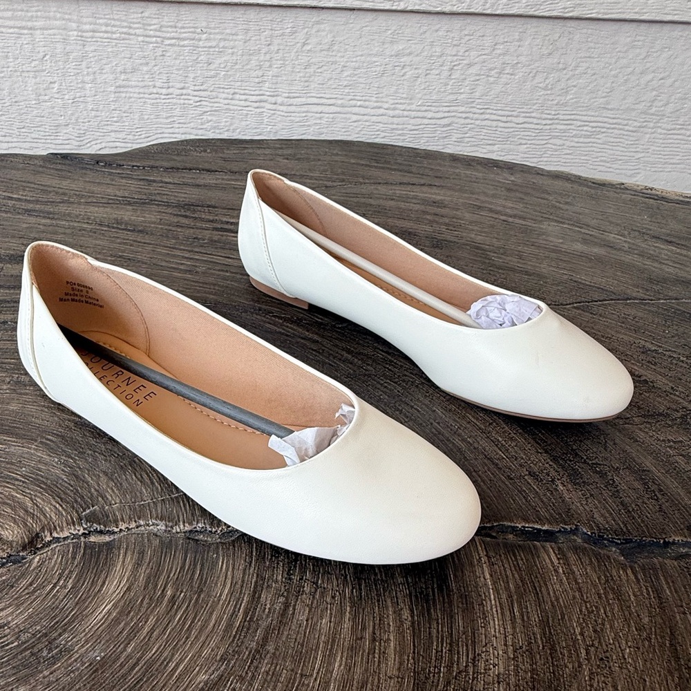 Women’s Journee  Collection Elegant White Women's Flats Size 8M